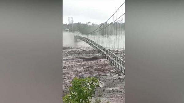 Banjir bandang lahar dingin Gunung Semeru menerjang sejumlah daerah aliran sungai. Akibatnya, dua jembatan putus karena diterjang banjir (Yayan Nugroho/MNC Portal)