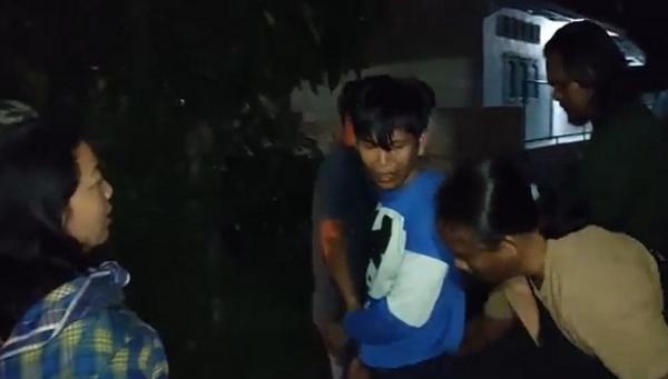 Dio (20) maling handphone menangis saat ditangkap polisi. (Foto: Haryanto)