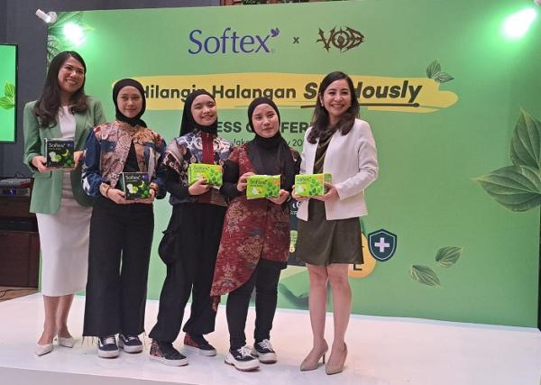 Prescon Softex Senior Brand Group Manager Feminine Care Softex Riski Sutedjo bersama VOB dan dr. Astrid Teressa Sp.KK. (Foto: dok Okezone/Agustina Wulandari)