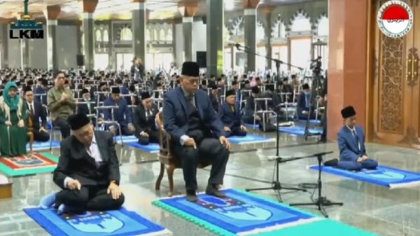 SALAT ID ZAYTUN Praktik salat Idul Fitri yang berbeda di Ponpes Al Zaytun beberapa waktu lalu. (FOTO: tangkapan layar)