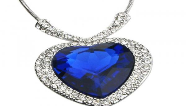 Salah satu kalung termahal di dunia, The Heart of the Ocean. Foto: FinancesOnline