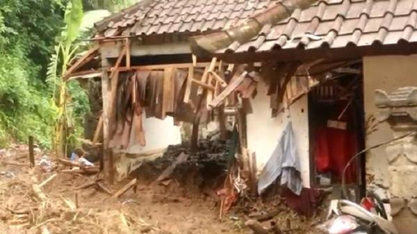 Update Longsor di Bangli: Pasutri Tewas Pasutri di Bangli tewas berdampingan usai rumahnya tertimbun longsor. (Foto: iNews/Ari Wiradarma)