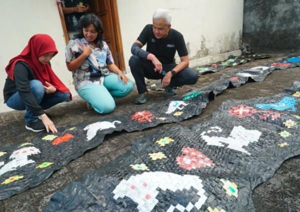 Gubernur Jateng Ganjar Pranowo dan istri melihat proses pengolahan sampah di Studio Plastik Mutia Bunga di Kota Yoggyakarta. (Foto: ist)
