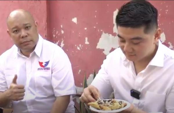 Bacaleg Partai Perindo Chef Arnold mencicipi pisang cokelat keju di Surabaya. (Foto: iNews)