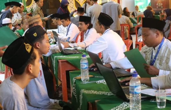 Peserta MQKN 2023 melakukan registrasi di Ponpes Sunan Drajat Lamongan. (Foto: ist)