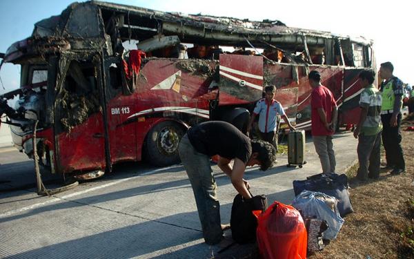 Penampakan Bus Agra Mas Kecelakaan Di Tol Pejagan-Pemalang, 2 Orang ...