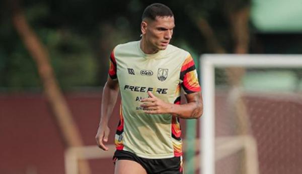 Jaimerson Xavier Jaimerson Xavier cedera dan harus menepi 3-4 pekan. Absennya sang defender membuat benteng pertahanan Persis Solo keropos. (Foto: Instagram/jaimesilva03)