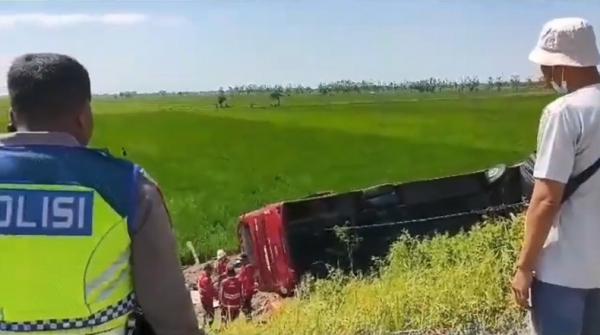 Kecelakaan Maut di Tol Pejagan-Pemalang Kecelakaan maut bus terguling di Tol Pejagan-Pemalang tewaskan satu orang dan melukai puluhan lainnya. (Foto: Suryono Sukarno)
