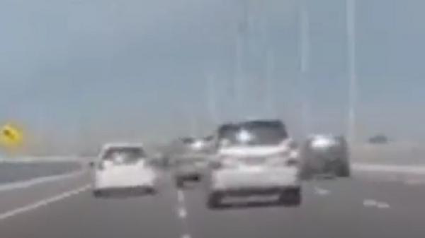 Mobil putih ugal-ugalan Mobil berwarna putih ugal-ugalan di Tol Surabaya-Gempol Km 760 arah Porong menuju Kejapanan, terekam kamera, Senin (10/7/2023). (Foto: Pramono).