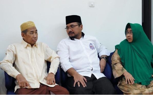 Menag Gus Yaqut ketika berbincang dengan pamannya, KH Makin Shoimuri didampingi ibundanya, Nyai Hj Muhsinah Cholil Bisri. (Foto: Instagram)