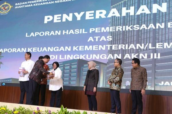 Mensos Risma saat menerima LHP. (Foto: dok Kemensos)