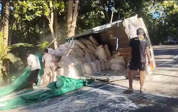 Kondiri truk usai terguling di tanjakan Pacitan. (Ahmad Subekhi).