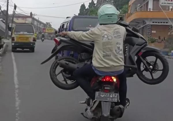 Viral Motor Gendong Motor, Netizen: Anjay Gak Bahaya Ta?