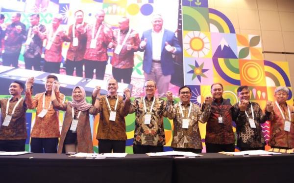 Direktur Astra sekaligus Presiden Direktur Astra dan Direktur Astra Otoparts Tujuh usai melakukan penandatanganan Kerja Sama Pengembangan Infrastruktur SPKLU dengan PLN pada acara The 11th Indonesia EBTKE ConEx 2023 di ICE BSD City. (Foto: dok Astra)