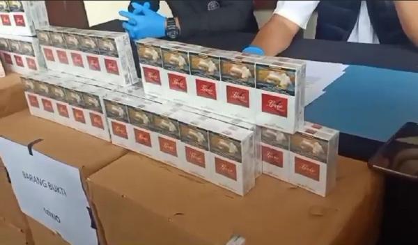 Rokok Ilegal Rokok ilegal ditemukan dalam mobil pikap yang terlibat kecelakaan di Jalan Denpasar-Gilimanuk, Jembrana, Bali. (Foto : Nyoman Sudika)