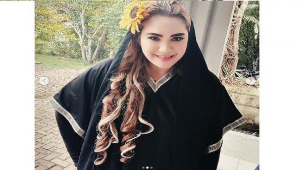 Kisah Artis Lawas Anna Shirley Akhirnya Percaya Islam, Anak Selamat dari Maut Usai Diazani