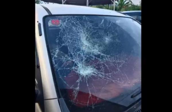Mobil patroli Polsek Ulu Musi rusak akibat diserang sekelompok orang. (Foto: iNews)