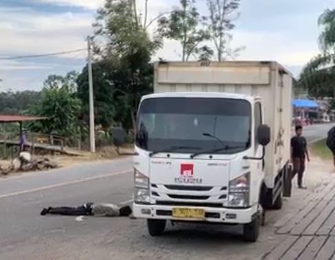 Tangkapan layar sopir truk terkarap akibat dianiaya empat pemotor di Kabupaten Kutai Kartanegara. (Foto: iNews/Dzulfikar Ash)