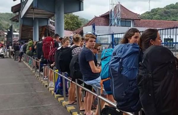 Ratusan wisatawan asing tertahan di Pelabuhan Padangbai imbas cuaca buruk di Selat Lombok, Kamis (13/7/2023). (Foto: iNews)
