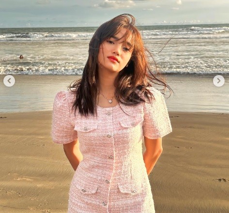 Intip potret cantik Fuji berpose di pinggir pantai 