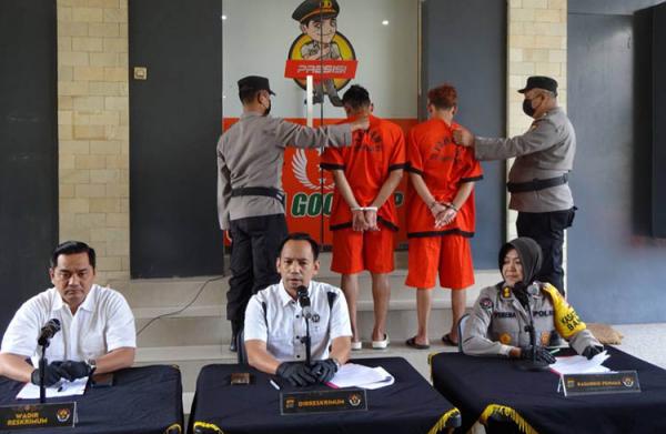 Polda DIY menunjukkan dua tersangka mutilasi di Turi, Sleman yakni RD dan W. (foto: istimewa)
