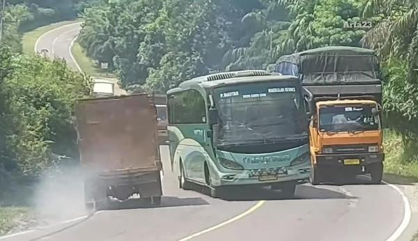 Viral Bus Ngeblong Sebabkan Truk Celaka, Busnya Kabur Langsung Dikejar Sopir Truk