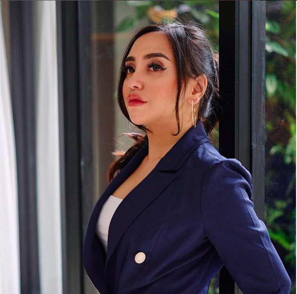 Artis lepas hijab usai cerai. (Foto: Instagram)