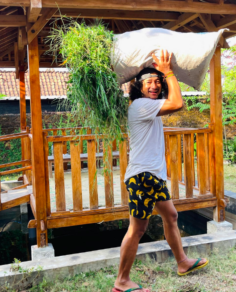 Screen Shot 2023 07 17 At 15 10 57 Artis jadi tukan giling jagung. (foto: instagram)