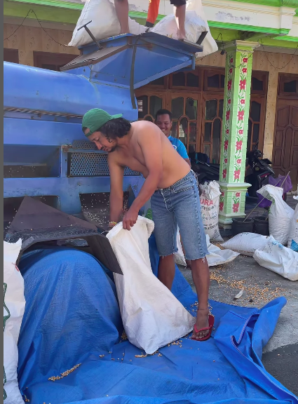 Screen Shot 2023 07 17 At 15 23 51 Artis jadi tukan giling jagung. (foto: instagram)