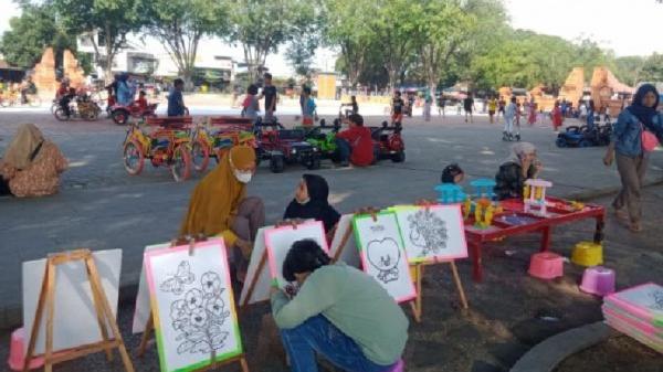 Alun-alun Sangkala Buana jadi tempat rekreasi masyarakat. (FOTO: istimewa)