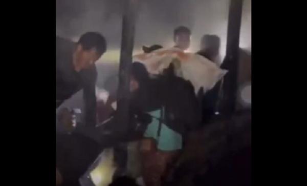 Penjarahan Kebakaran Sintang Tangkapan layar aksi penjarahan di lokasi kebakaran Pasar Sungai Durian, Sintang. (Foto: @laporan_pontianak)