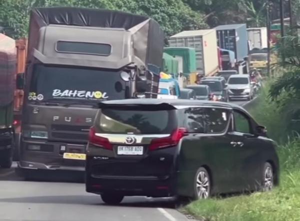 Viral Mobil Mewah Alphard Nekat Lawan Arus, Dipukul Mundur Truk Tronton