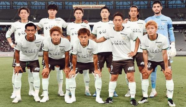 arhan tokyo verdy Pratama Arhan (jongkok kiri) foto bersama tim Tokyo Verdy. (IG @pratamaarhan8).