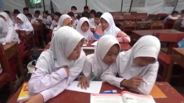 Tahun Ajaran Baru Ribuan Siswa Di Cianjur Masih Belajar Di Dalam Tenda