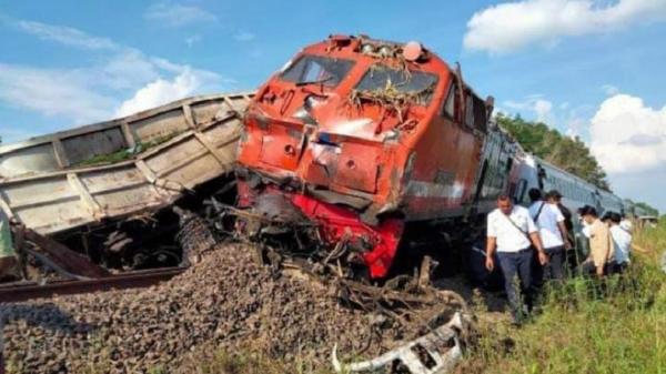 Kecelakaan di Lampung Utara, Truk Rusak Parah Dihantam Kereta hingga Bak Terlepas