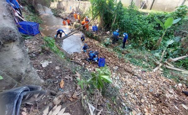 Pandawara Group Bersihkan Sampah di Kali Krukut Depok: Lumayan Padat dan Parah