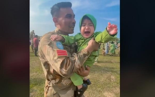 Tangkapan layar putri TNI nangis histeris tak mengenali ayahnya. (TikTok @ameyulayya)