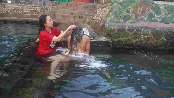 Agus Gimbal menggelar ritual keramas bersama istrinya di Sumur Amber Blitar jelang 1 Suro. (Solichan Arif).