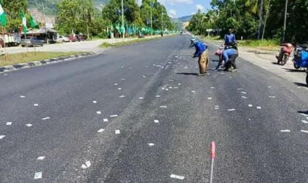 Viral, Uang Rp200 Juta Hasil Nabung 6 Tahun Jatuh dari Mobil Bertebaran di Jalan