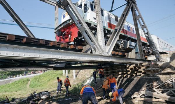 Potret Petugas Kai Berjibaku Evakuasi Lokomotif Ka Brantas Dan Bangkai