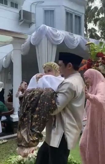 Tengku Syaira digendong sang ayah. 
