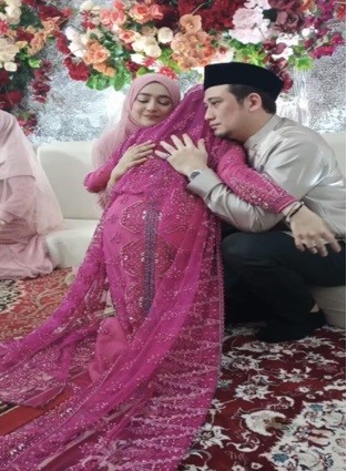  Tengku Syaira sungkeman pada orangtuanya.