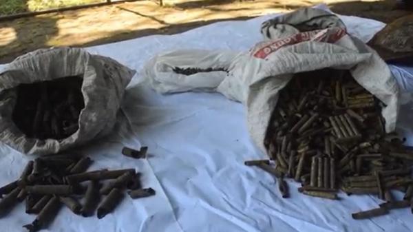 Pangkalan TNI Angkatan Laut (Lanal) Cilacap, Jawa Tengah mengamankan ribuan amunisi di Perairan Nusakambangan, Jawa Tengah, Kamis (20/7/2023). (Foto: Heri Susanto).