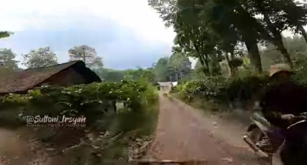 Mengintip Pemandangan Desa Terpencil Di Jember, Suasananya Ada Yang ...