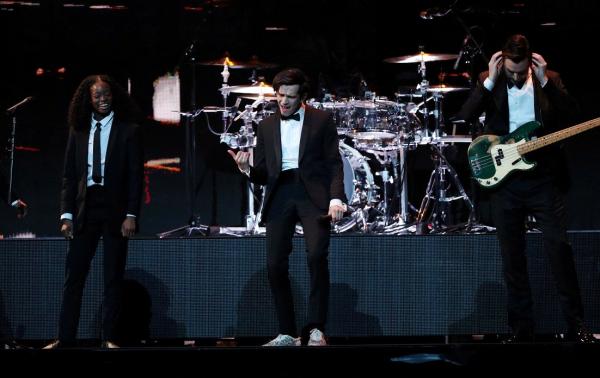 Malaysia Setop Festival Musik gara-gara Anggota Band The 1975 Ciuman Sesama Jenis di Atas Panggung