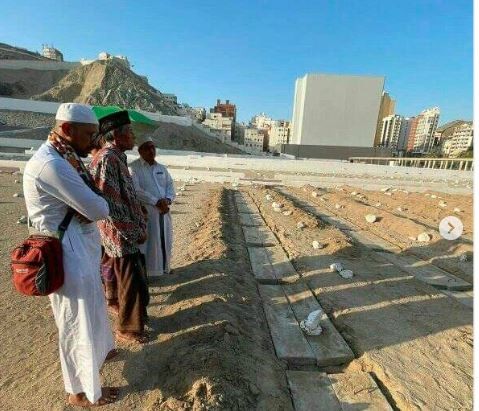 Peziarah memanjatkan doa di makam Mbah Moen yang masih utuh di Ma'la, Arab Saudi. (Foto: Instagram/GMNU)