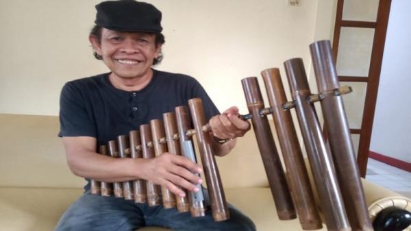 Calung Calung merupakan alat musik Jawa Barat yang dipercaya sebagai cikal bakal lahirnya angklung. (Foto: disbudpar.bandung.go.id)