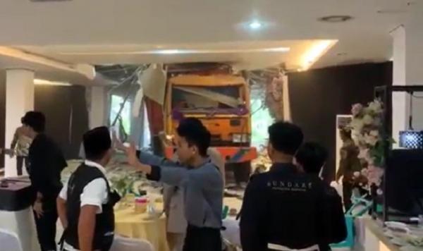 Truk menabrak Gedung Kesenian Balikpapan. Sejumlah orang panik berhamburan. (Foto: Mukmin Azis)