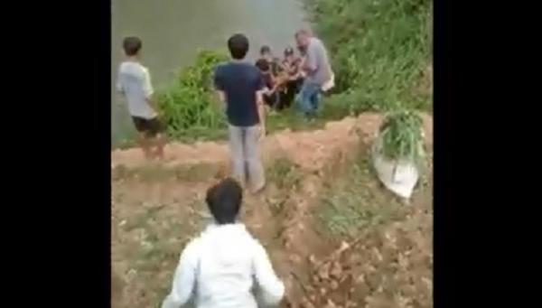 Video amatir warga saat mengevakuasi korban. (Foto: Budi Setiawan) 