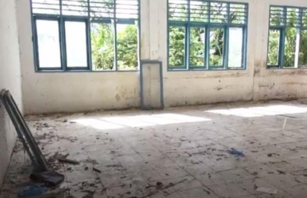 Salah satu ruang kelas SMPN 6 Siabu, Madina dibiarkan rusak dan telantar akibat minimnya siswa. (Foto: iNews)